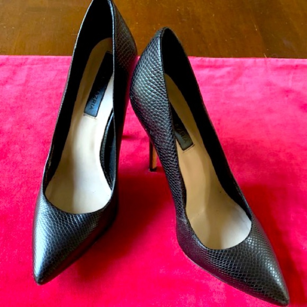 BCBGMaxAzria Black Snakeskin Pumps Mirrored Heels